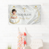 Bannière de croix dorée pour le baptême d'une peti (En situation)