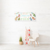 Bannière de la fête d'anniversaire du petit dinosa (En situation)