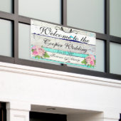 Bannière de mariage en bois rustique et fleurs (Bâtiment extérieur)