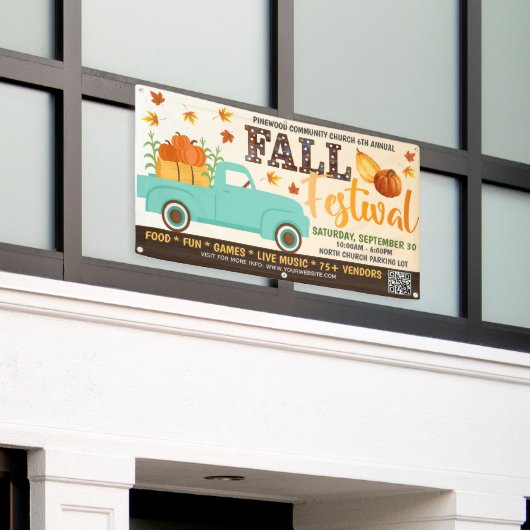 Bannière du festival d'automne avec code qr (Bâtiment extérieur)