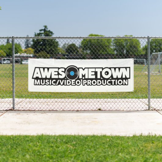 Bannière extérieure d'Awesometown avec des canons (En situation)