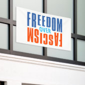 Bannière Liberté sur Fascisme (Bâtiment extérieur)