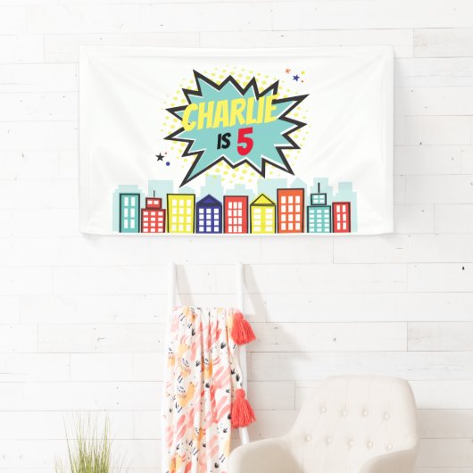 Bannière pour garçons d'anniversaire Superhero Con (En situation)