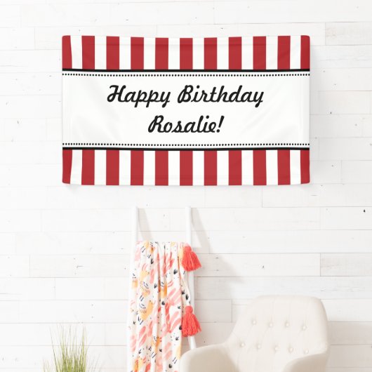 Bannière rouge blanche Anniversaire rayures (En situation)