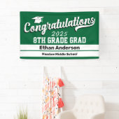 Bannière verte et blanche de 8e année (En situation)