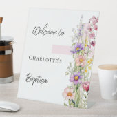 Baptême fleurons roses croix fille signe d'accueil (In SItu)