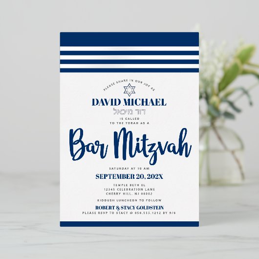 Bar Mitzvah Modern Tallit Navy Script Real Silver Folie Uitnodiging (Staand Voorkant)