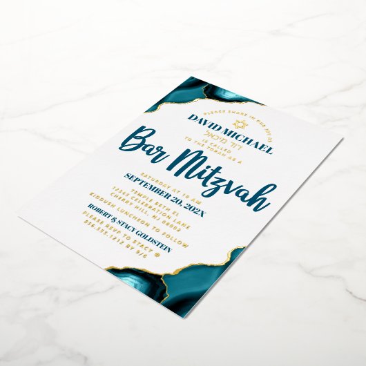 Bar Mitzvah Turquoise Agate Bold Script Real Gold Folie Uitnodiging (Gedraaid)