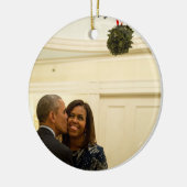 Barack en Michelle Mistletoe - Rd Ornament (Links)