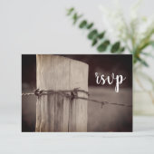 Barbed Wire Fence Country Ranch Wedding RSVP (Debout devant)