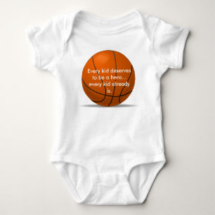 Barboteuse adorable et affectueuse de basket-ball