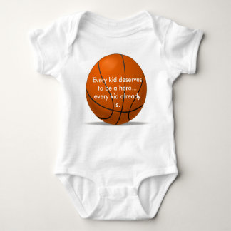 Barboteuse adorable et affectueuse de basket-ball