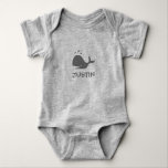 Barboteuse mignonne faite sur commande de bébé de<br><div class="desc">Combinaison faite sur commande de barboteuse de bébé de baleine grise pour le nouveau bébé. Salopettes nommées personnalisées mignonnes pour des filles et des garçons de nourrissons. Conception animale de vecteur de vie marine aquatique d'amusement avec la citation drôle. Ajoutez votre propre nom pour personnaliser ce costume de pullover. Baby...</div>