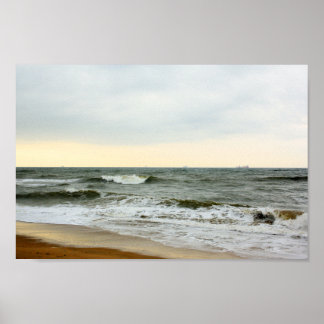 Barcos y oleaje desde la orilla de la playa poster