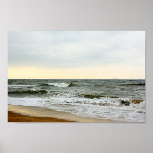 Barcos y oleaje desde la orilla de la playa poster (Voorkant)