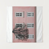 BARE TREE IN FRONT OF PINK BUILDING WANDKLEED (Voorkant (horizontaal))