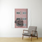 BARE TREE IN FRONT OF PINK BUILDING WANDKLEED (In Situ (horizontaal))