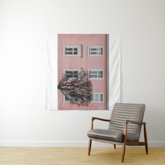 BARE TREE IN FRONT OF PINK BUILDING WANDKLEED (In Situ (horizontaal))