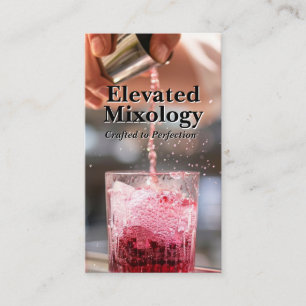 Barman schenkt een cocktail mixoloog visitekaartje