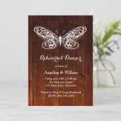 Barn Board Butterfly Rehearsal Dinner Invitation Kaart (Staand voorkant)