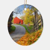 Barn in Herfst Keramisch Ornament (Links)