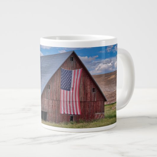 Barn met Amerikaanse vlag | Colfax, Washington Extra Grote Beker (Voorkant rechts)