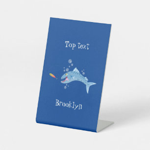 Barracuda vissen hongerig vissen cartoon illustrat reclamebord met voetstuk