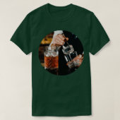 Bartender die een cocktailnegroni voorbereidt t-shirt (Design voorkant)