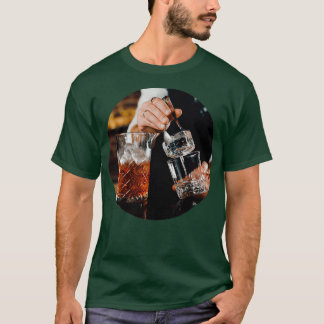 Bartender die een cocktailnegroni voorbereidt t-shirt