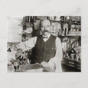 Bartender Pourting Drink, 1910 Briefkaart