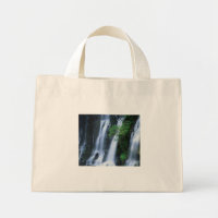 Bas de la cascade triple sur un sac en toile coupé
