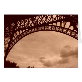 bas de la tour effiel