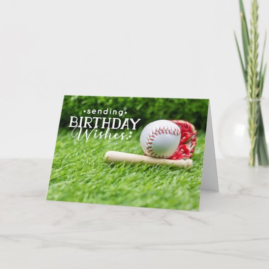 Baseball met gelukkig Birthday-woord op groen gras Kaart (Voorkant)