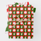 Baseballetjes en kerstmis, rood en groen inpakpapier vel (In situ)