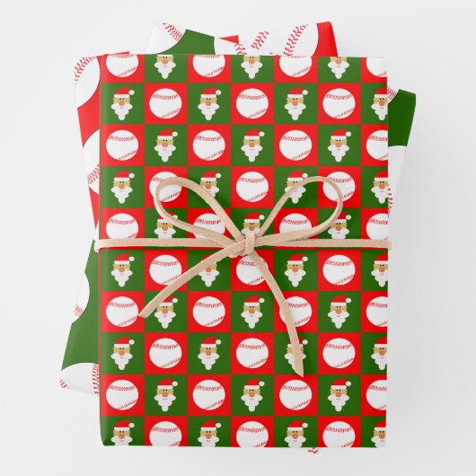 Baseballetjes en kerstmis, rood en groen inpakpapier vel (In situ)