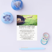 Baseballetjes in het veld, honkbalkamp en broekbro flyer (Enkel)