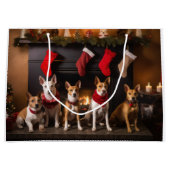 Basenji bij de open haard Kerstmis Groot Cadeauzakje (Voorkant)