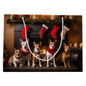 Basenji bij de open haard Kerstmis Groot Cadeauzakje (Achterkant)