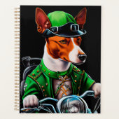 Basenji Chien conduisant vélo St. Patrick's Day (Devant)