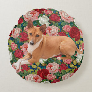 Basenji-hond en rozen rond kussen