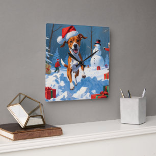 Basenji-hond speelt in de sneeuw winters beeld vierkante klok
