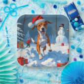 Basenji-hond speelt in sneeuwwinterscène papieren bordje (Feest)