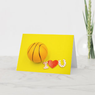 Basketbal Ik hou van je op een gele achtergrond. Kaart
