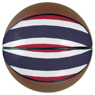 Basketbal in ware grootte met de vlag van Thailand