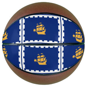 Basketbal in ware grootte met vlag van Quebec City