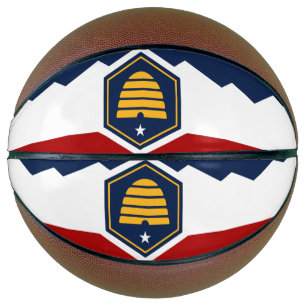 Basketbal in ware grootte met vlag van Utah, VS