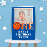 Basketball Ball ONE Kids Photo 1ère carte d'annive<br><div class="desc">Basketball Ball ONE Kids Photo 1er Birthday Card. Carte d'anniversaire de basket-ball pour le 1er anniversaire du mignon garçon. La conception a un ballon de basket dans le mot ONE. Ajoutez le nom,  la photo et le message de votre enfant à l'intérieur ou effacez-le.</div>