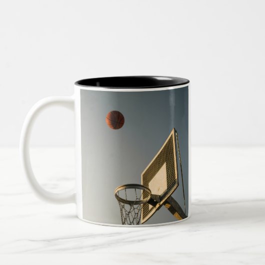  Basketball Gift Tweekleurige Koffiemok (Links)