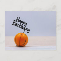 Basketball met Happy Birthday op witte achtergrond