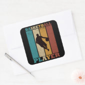 Basketballer dribbelen retro stijl vierkante sticker (Envelop)